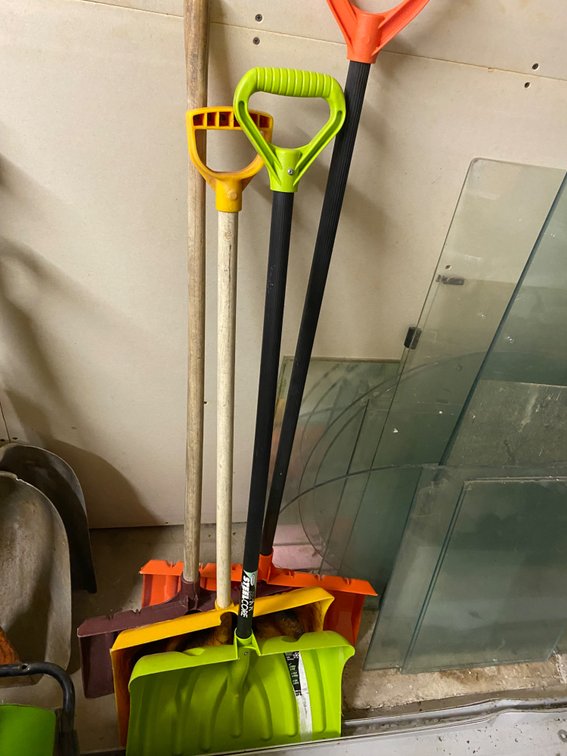 4 SNOW SHOVELS