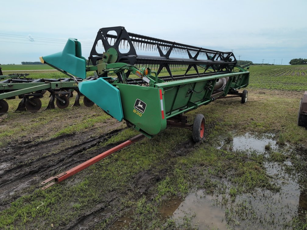 JOHN DEERE 930(HEAD TRAILER NOT INCLUDED) 