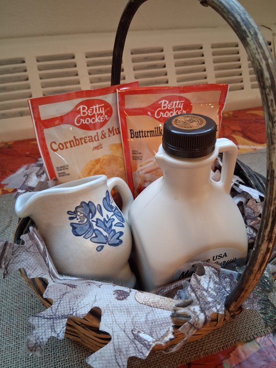 MAPLE SYRUP BASKET
