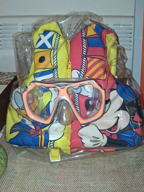 CHILD'S SMALL LIFE JACKET AND GOGGLES
