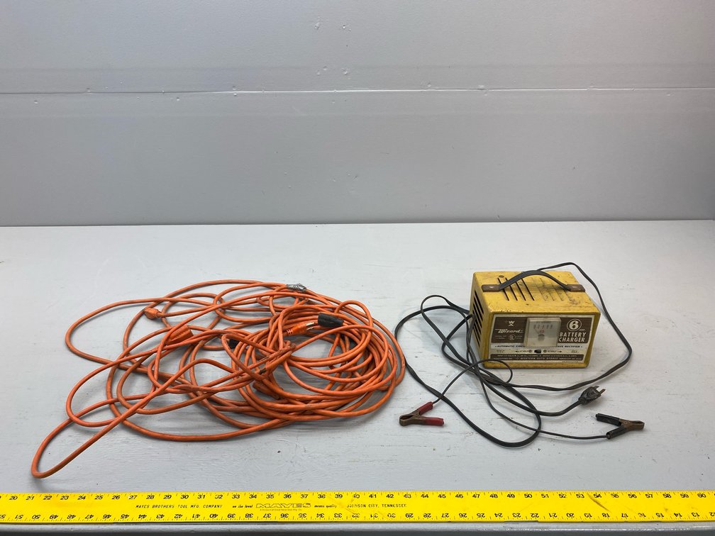 BATTERY CHARGER AND CORDS