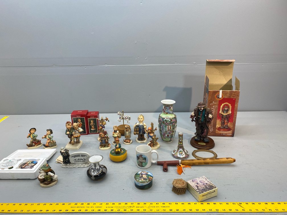 FIGURINES