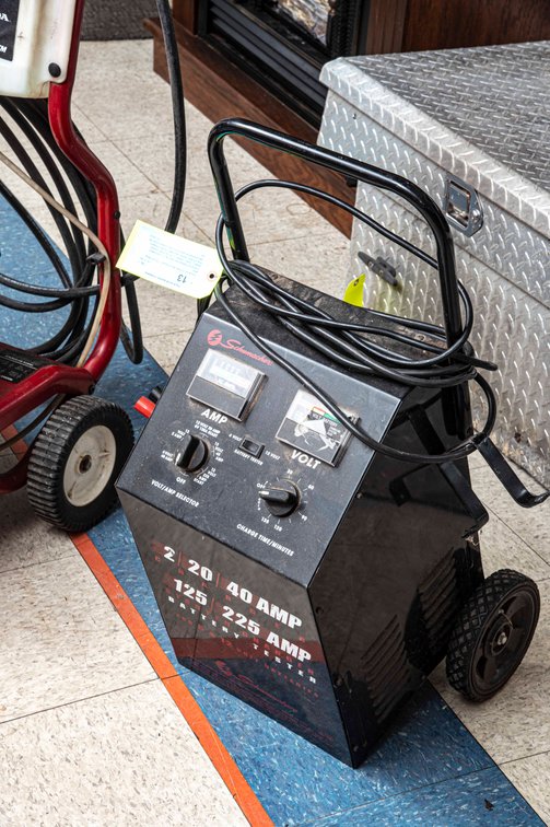 Schumacher 2-20-40 Amp Charger 125-225 Amp Starter