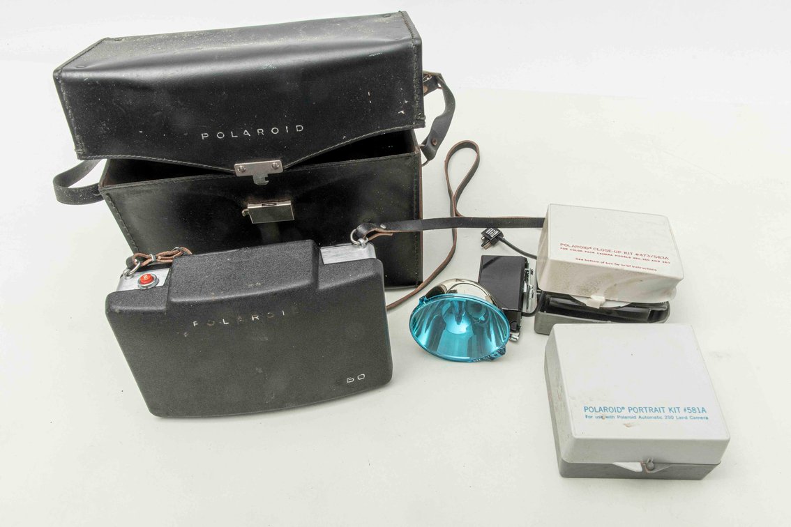 Polaroid 250 Land Camera w/ Case, Flash Bulb, ...