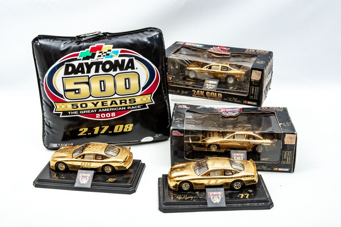 Daytona 500 Pillow & 1:24 Scale Gold Plate Comm.
