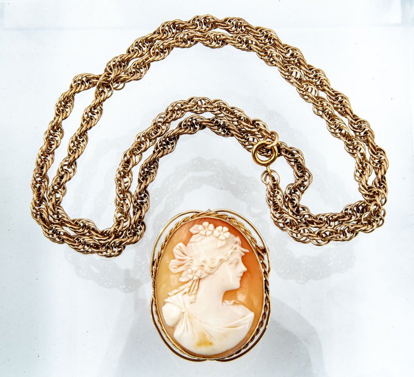 Vintage Shell Cameo in 14K Mount w/26" Rope Chain