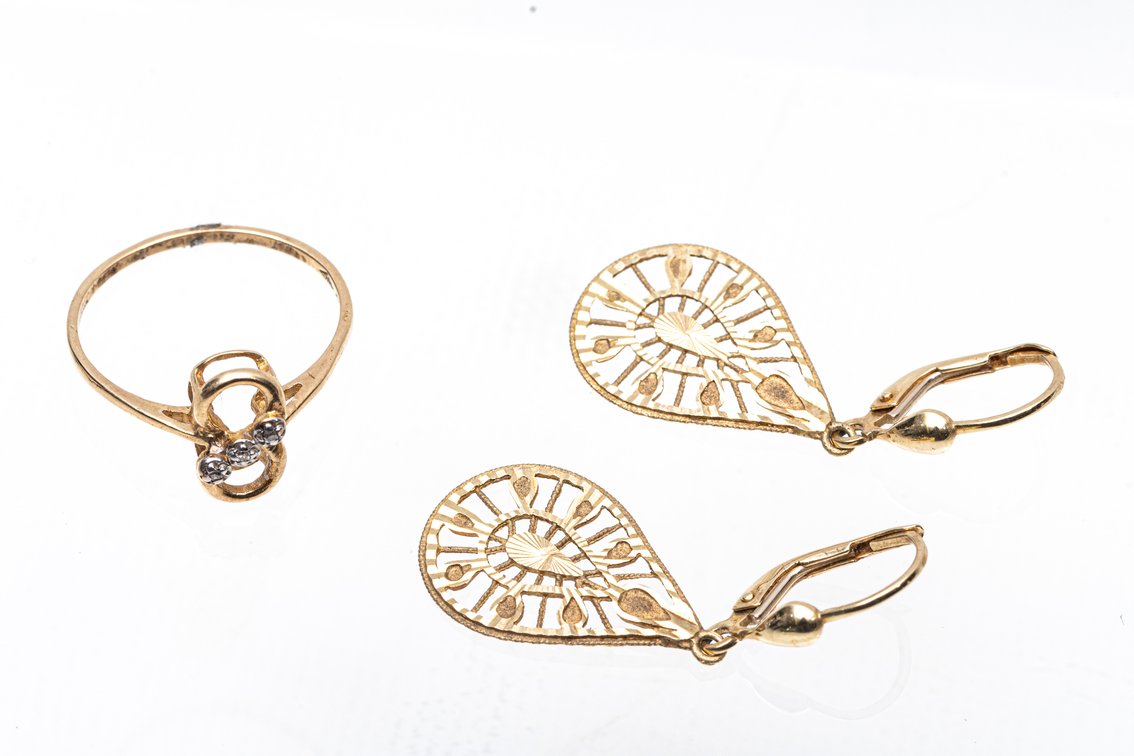 10KP Gold Ring w/Diamonds & Earrings
