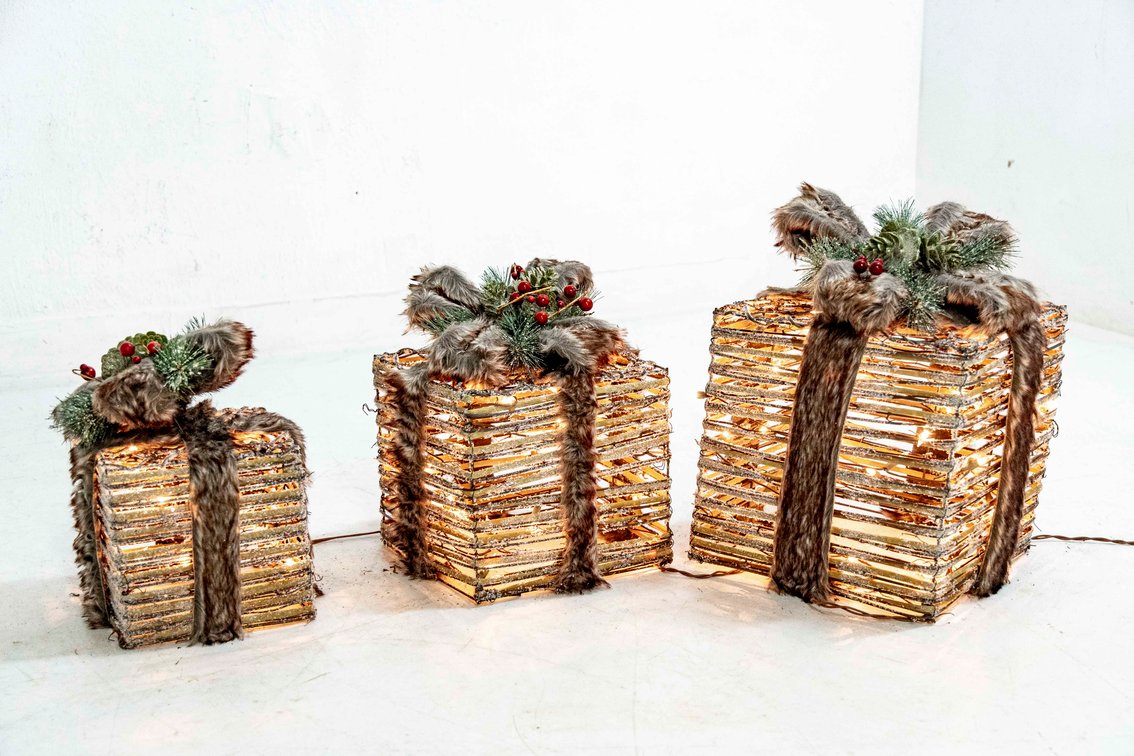 Rustic Frosted 'Vine' &"Fur" Lighted Wire Presents