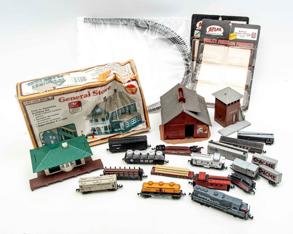 Life Like N Scale General Store + Engine, Cars +