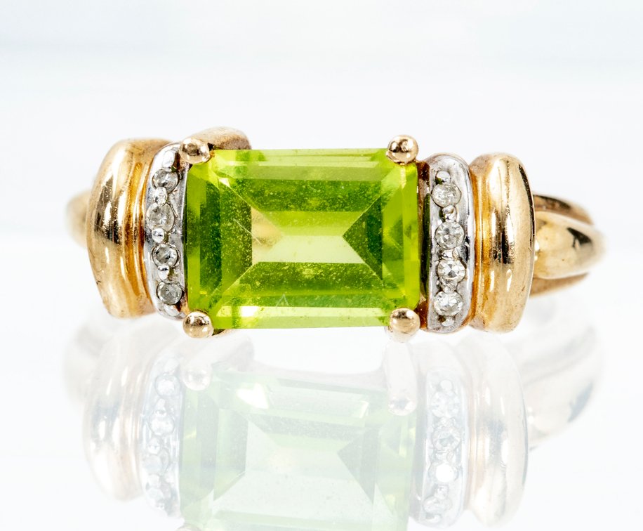 10K Y. Gold & Peridot Ring - 3.47 g
