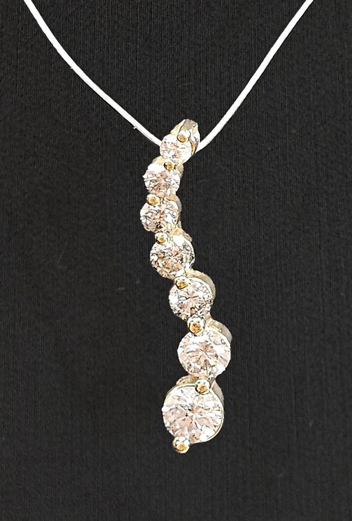 14 k Gold Pendant with white stones 1g