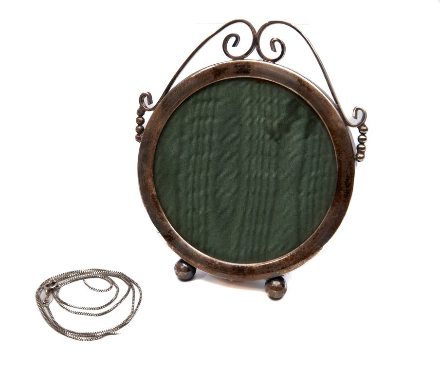 Sterling Silver Picture Frame & Chain- 27.22 G