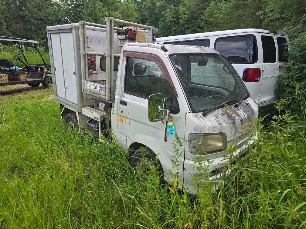 2000 Daihatsu Truck with Aichi SK05A Aerial Lift