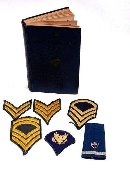 1958 Coast Guardsman's Manual & USCG Insignia Set