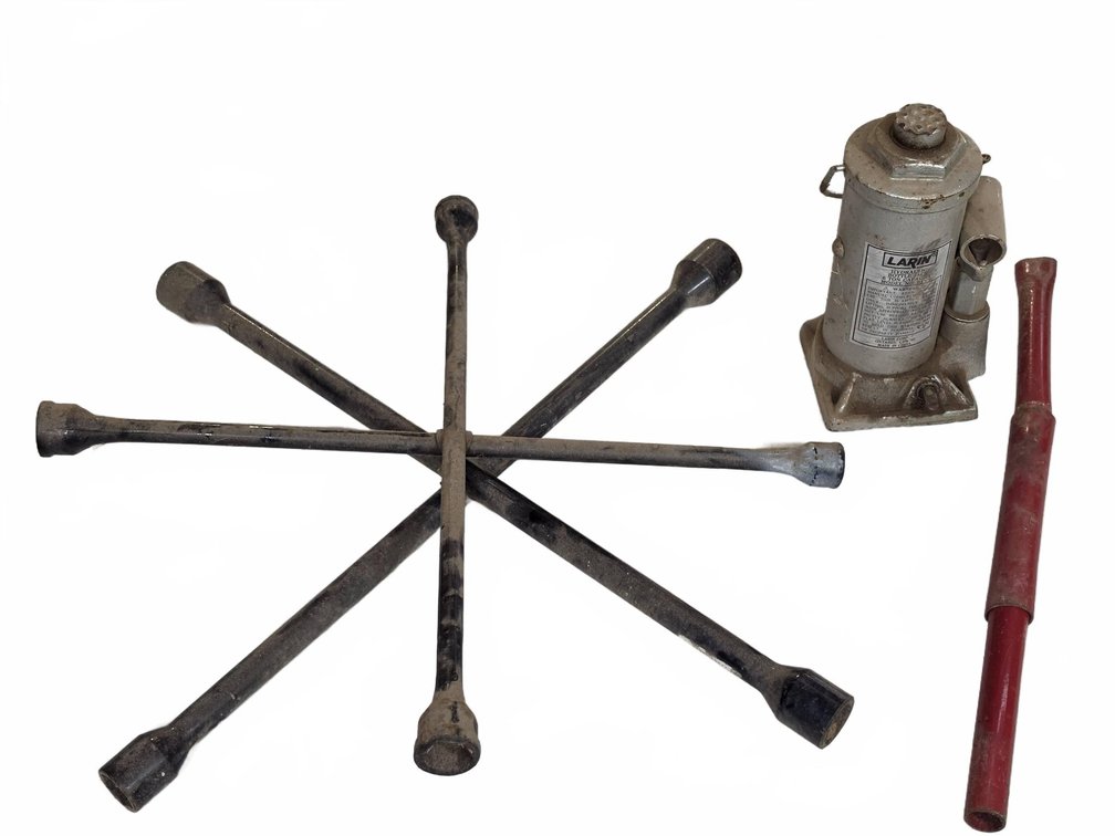 Larin Hydraulic Bottle Jack and Two Multi-Lug Wrenches