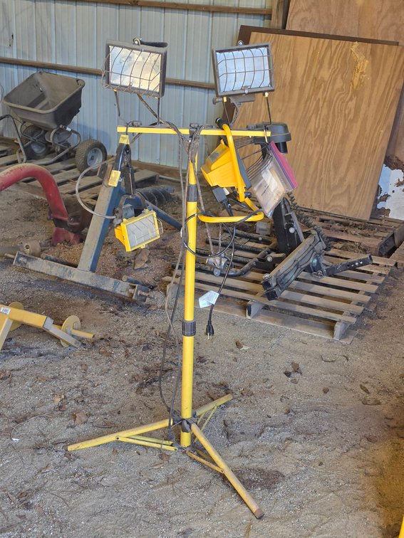 Chicago Electric Halogen Work Lights With Spare Bulbs
