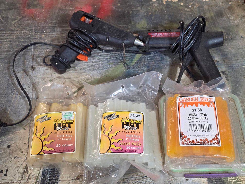 2 Glue Guns with Glue Stick Packs