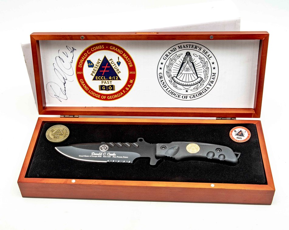 Signed Donald Combs GA Masonic GR Master Knife
