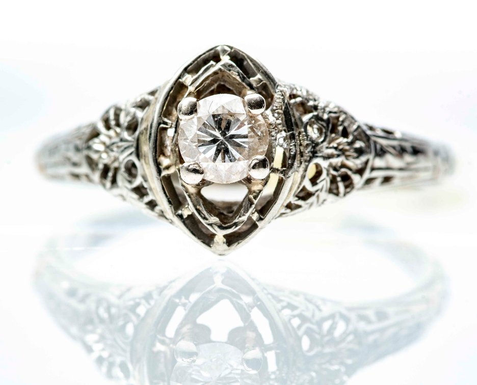 Vintage Vict.18K W. Gold & Diamond Ring- 2.8 G