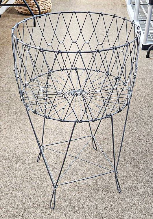 Collapsible Wire Laundry Basket with Metal Framework