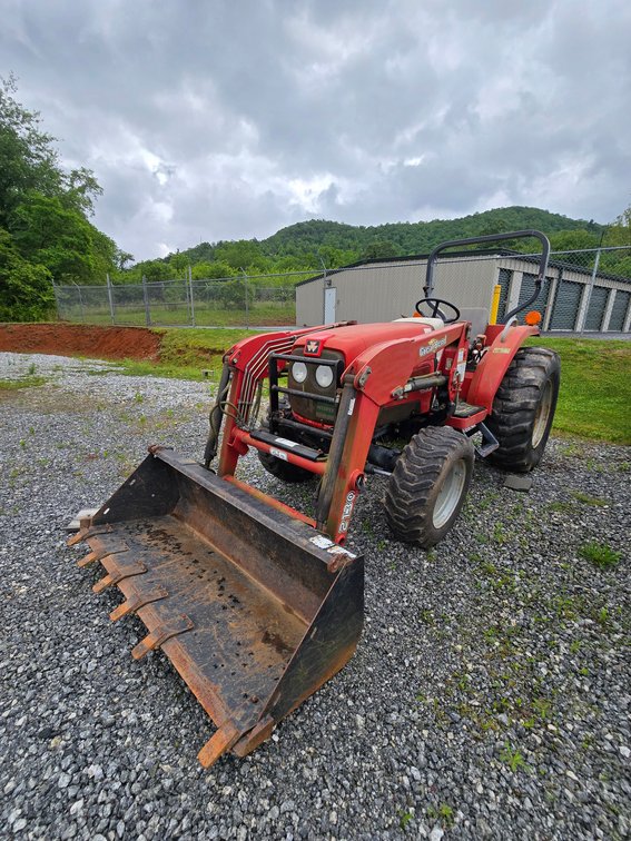 ****Updated Description****  Massey Ferguson 4WD MF1533 Tractor With Bush Hog M246/2031 Loader