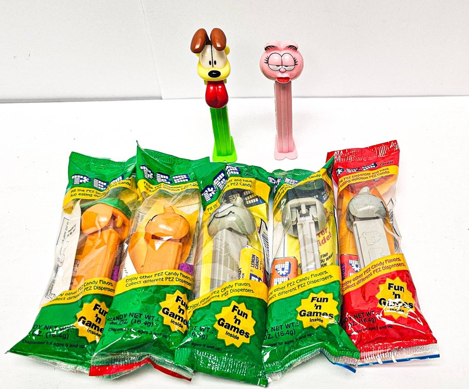 7 Garfield-Themed PEZ Dispensers – 5 Unopened 