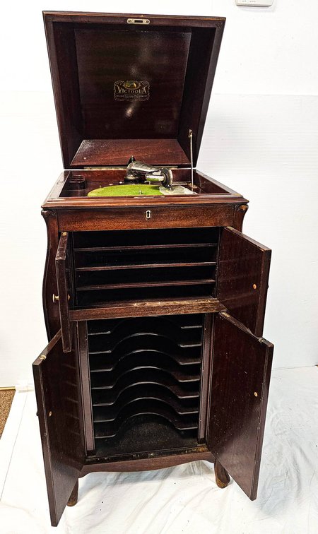 Victor Talking Machine Co. Victrola VV-100 Cabinet Phonograph