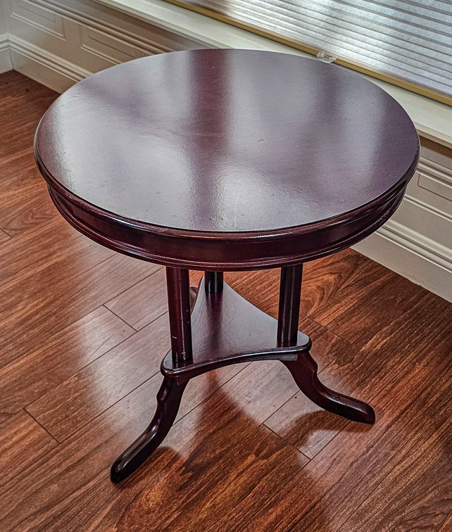 Round Tri-Foot Side Table