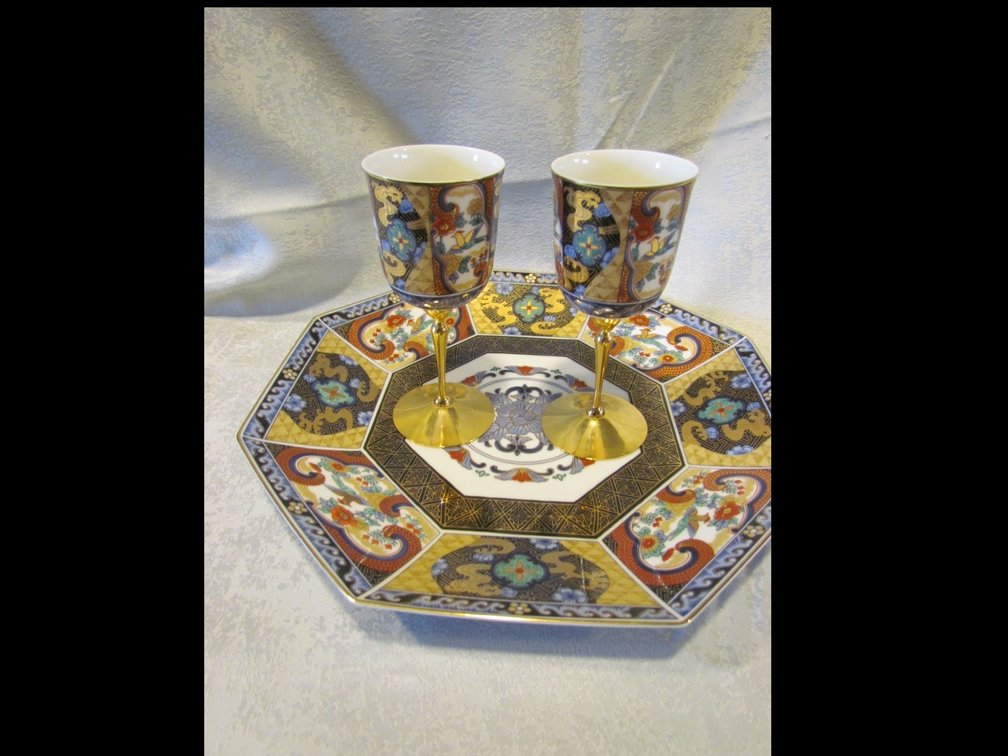 Exquisite Multi Sided Plate with Goblets
