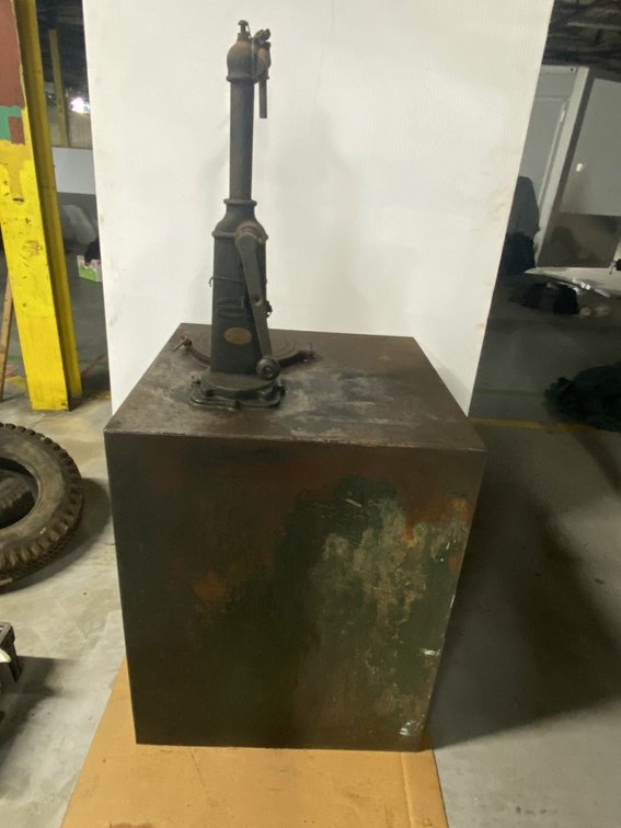 Bennett Oil Pump & Tank
