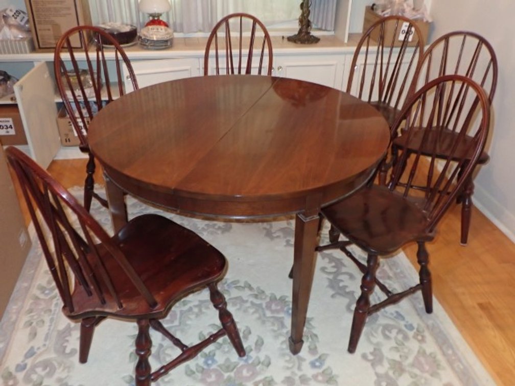 Round Dining Table and 6 Chairs