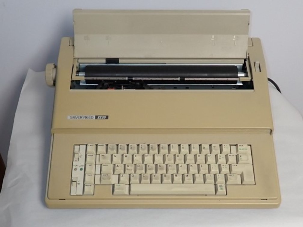 Vintage Silver Reed EZ20 Electronic Typewriter