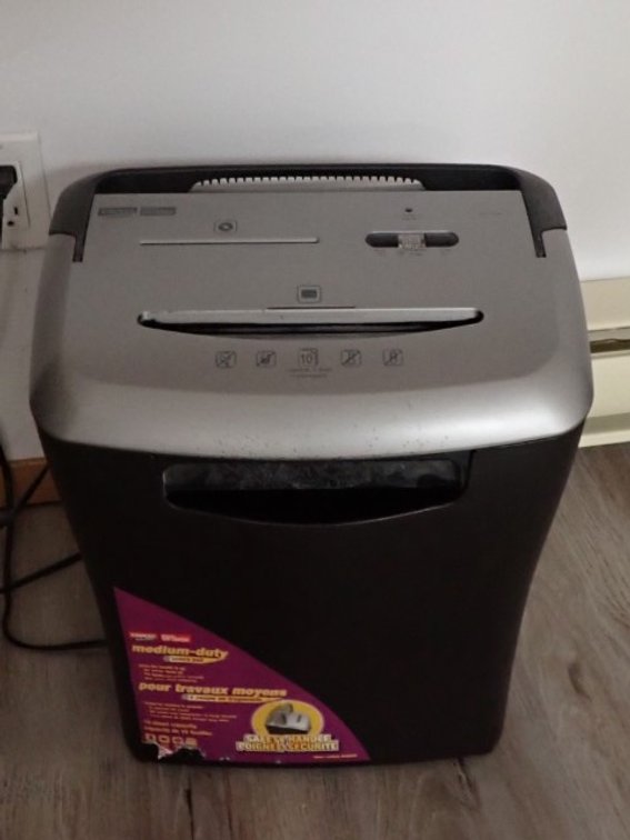 Staples SPL-710SH Paper Shredder