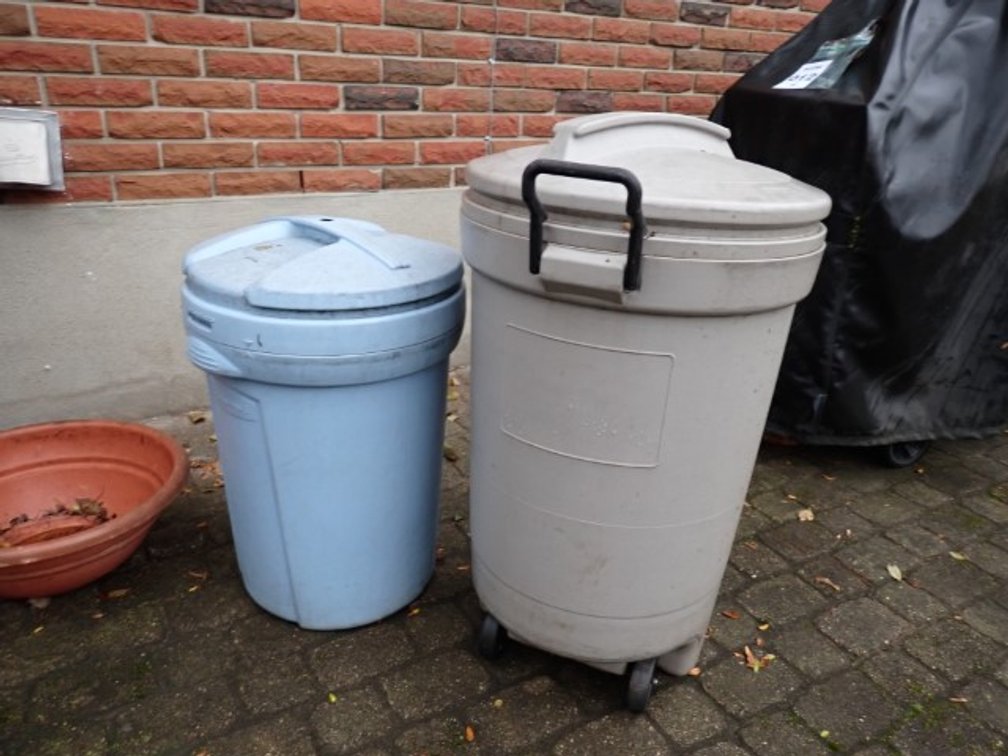 2 Plastic Garbage Can with Lids