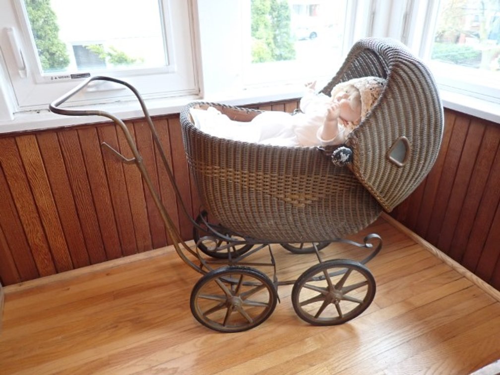 Antique Wicker Baby Doll Carriage