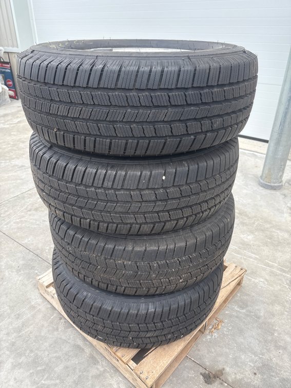Michelin defender LTX M/S like new