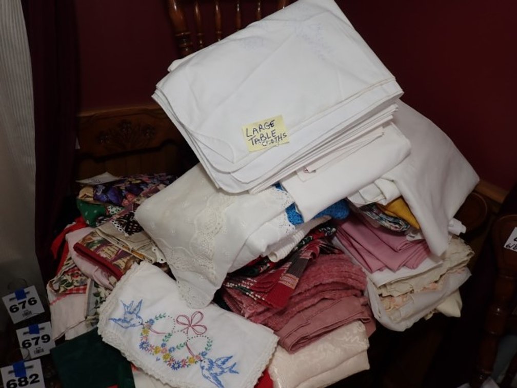 Aprons, pace mats and cloths