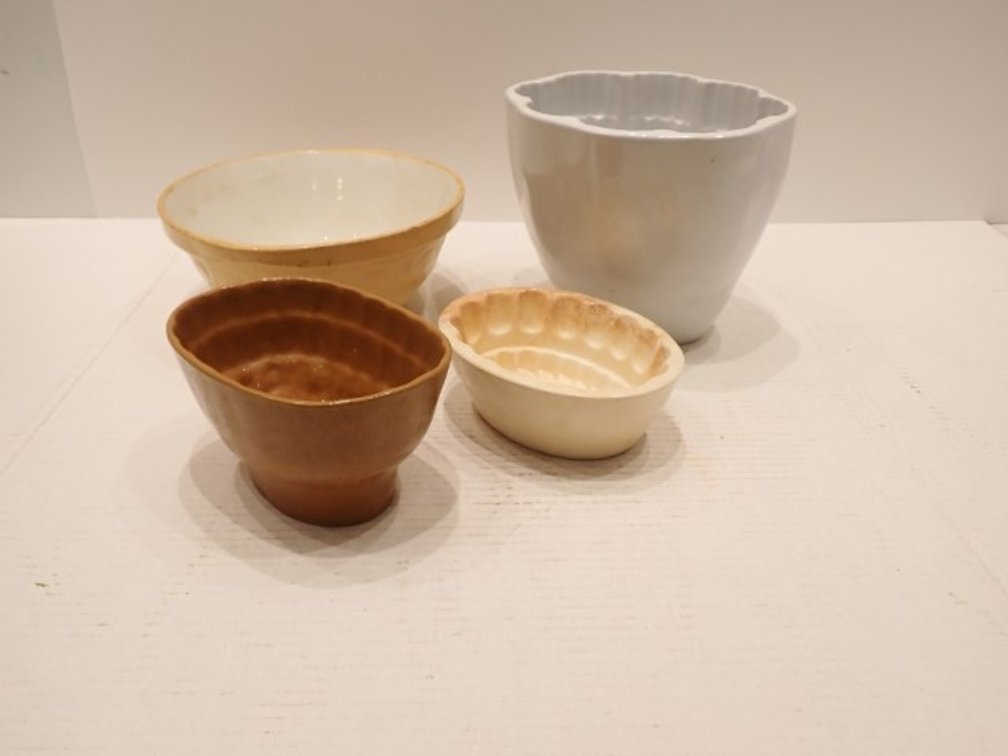 4 Vintage Pottery Mixing Bowls & Kitchen Molds