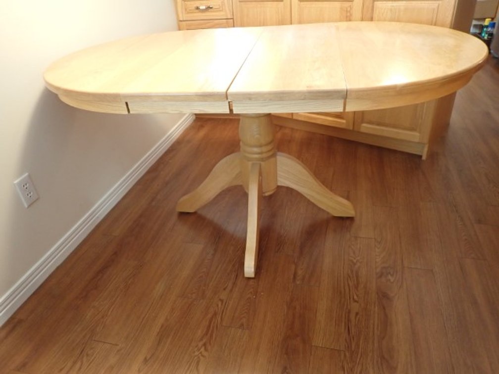 Table with leaves