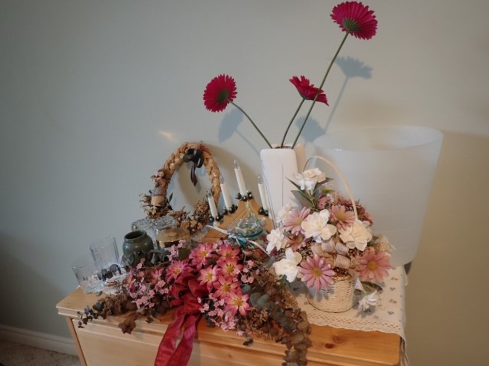 Assorted Floral, Bathroom and Decorative Items