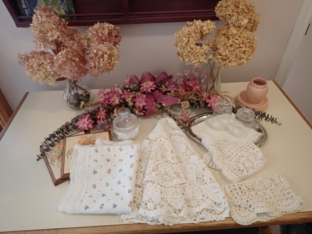 Bathroom Décor and Linen Assortment