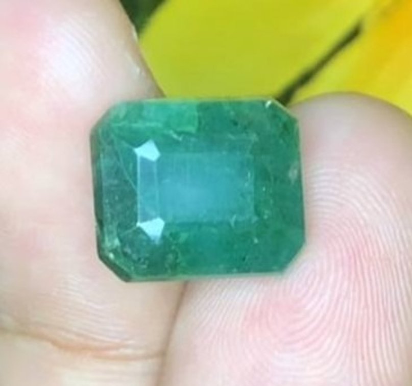 8 ct Certified Brazilian Emerald gemstone ($5,150 Appraisal)