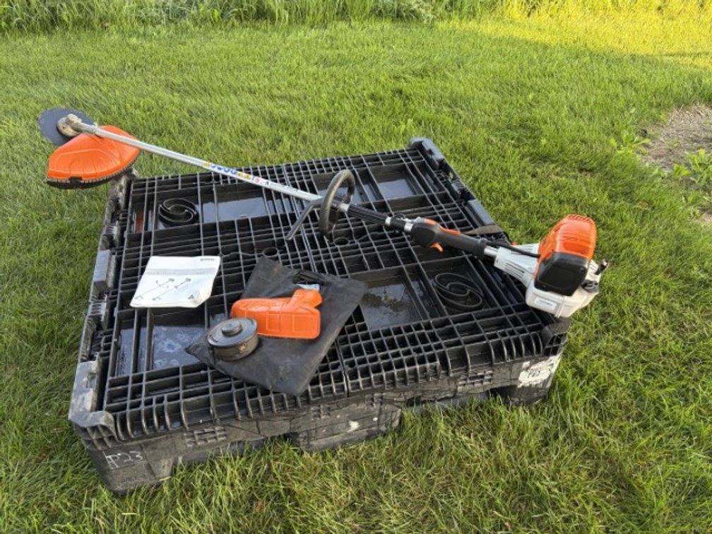 STIHL FS 111 R Gas Brushcutter / Trimmer – Cutting Blade & Accessories