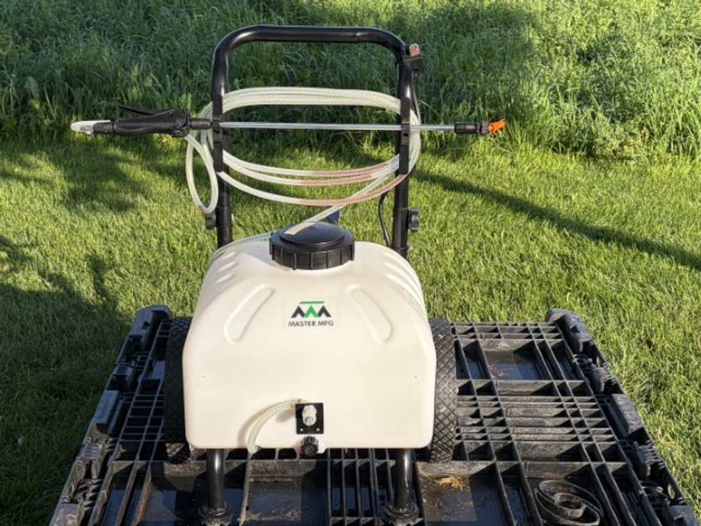 Master MFG 30 L Wheeled Electric Sprayer