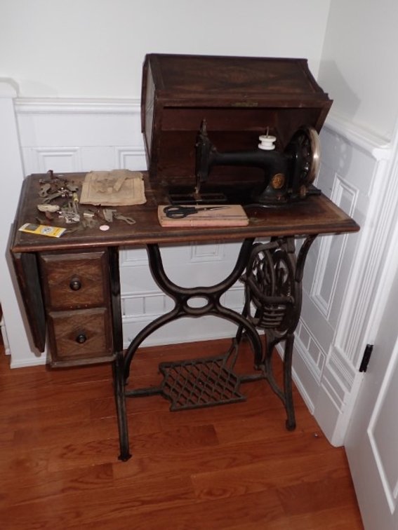 CW Williams Mfg Sewing Machine