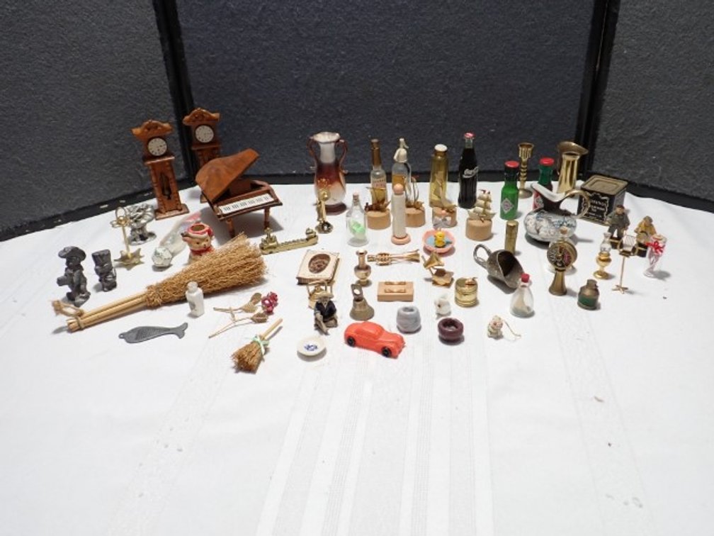Dollhouse Miniatures