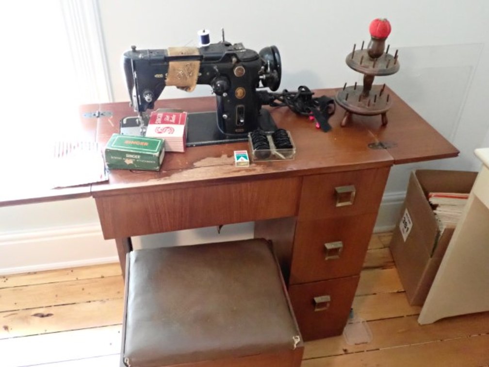 Singer 319W in Cabinet