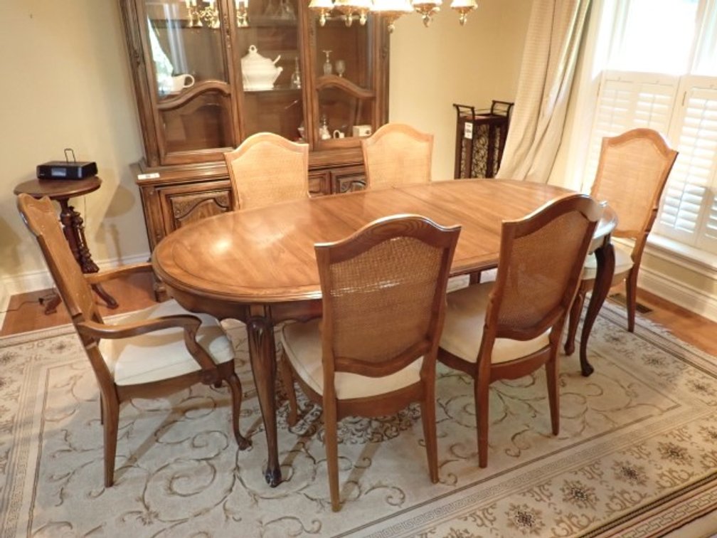 Dining Room Table & Chairs