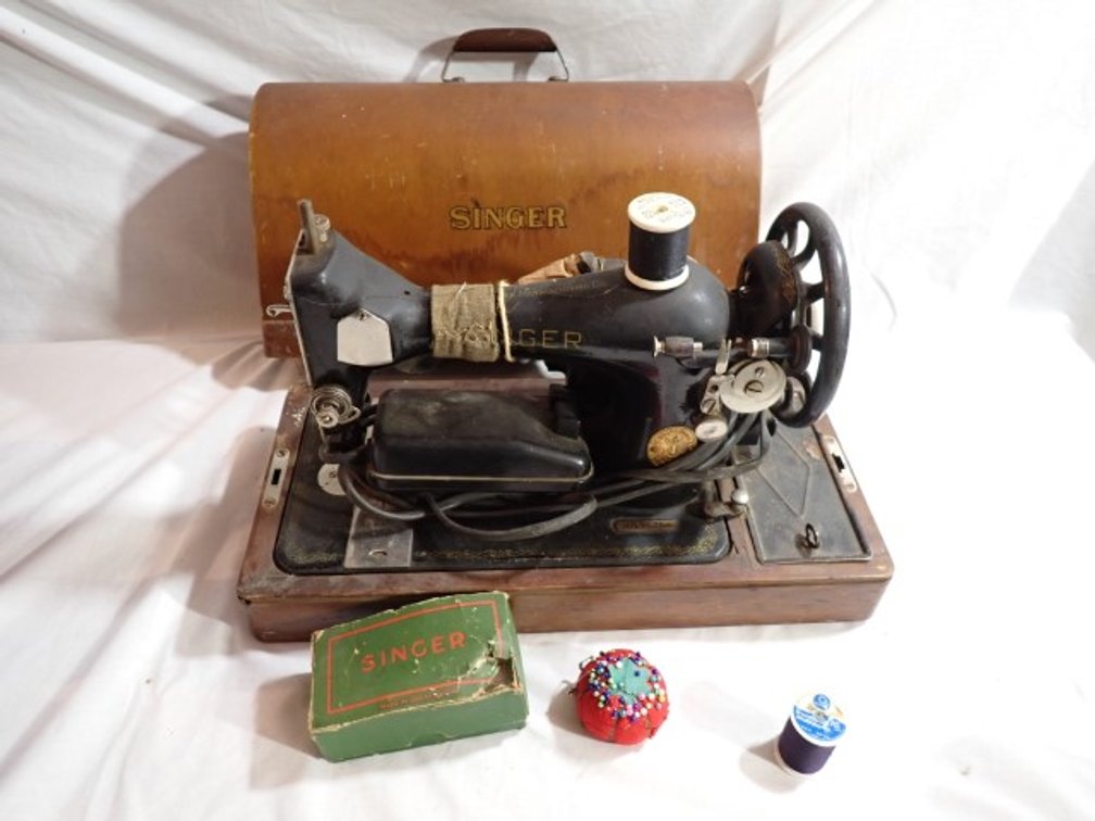 Singer Sewing Machine With Case+