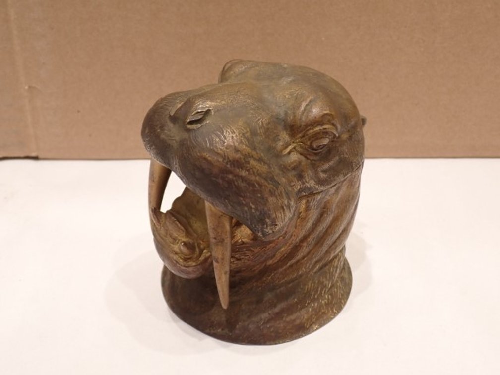 Walrus Head Lighter